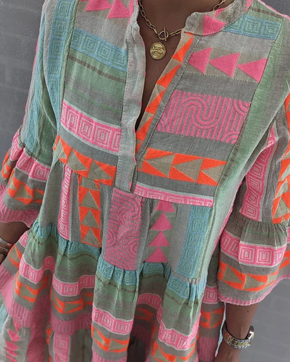 Abito da donna elegante e colorato