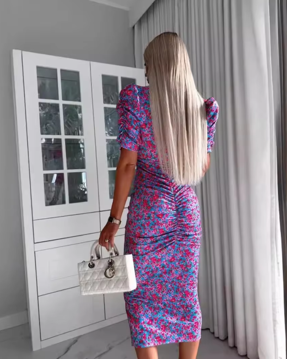 Elegante abito lungo con scollo a V